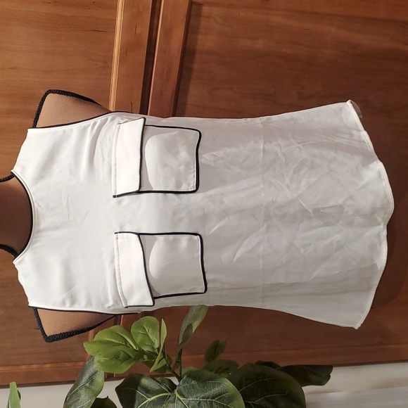 White blouse - Picture 2 of 4